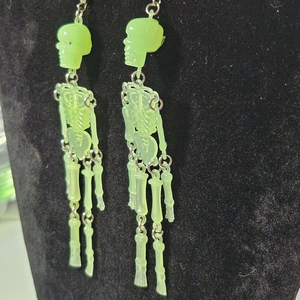 Glow in the dark skeleton earrings - Picture 5 of 12